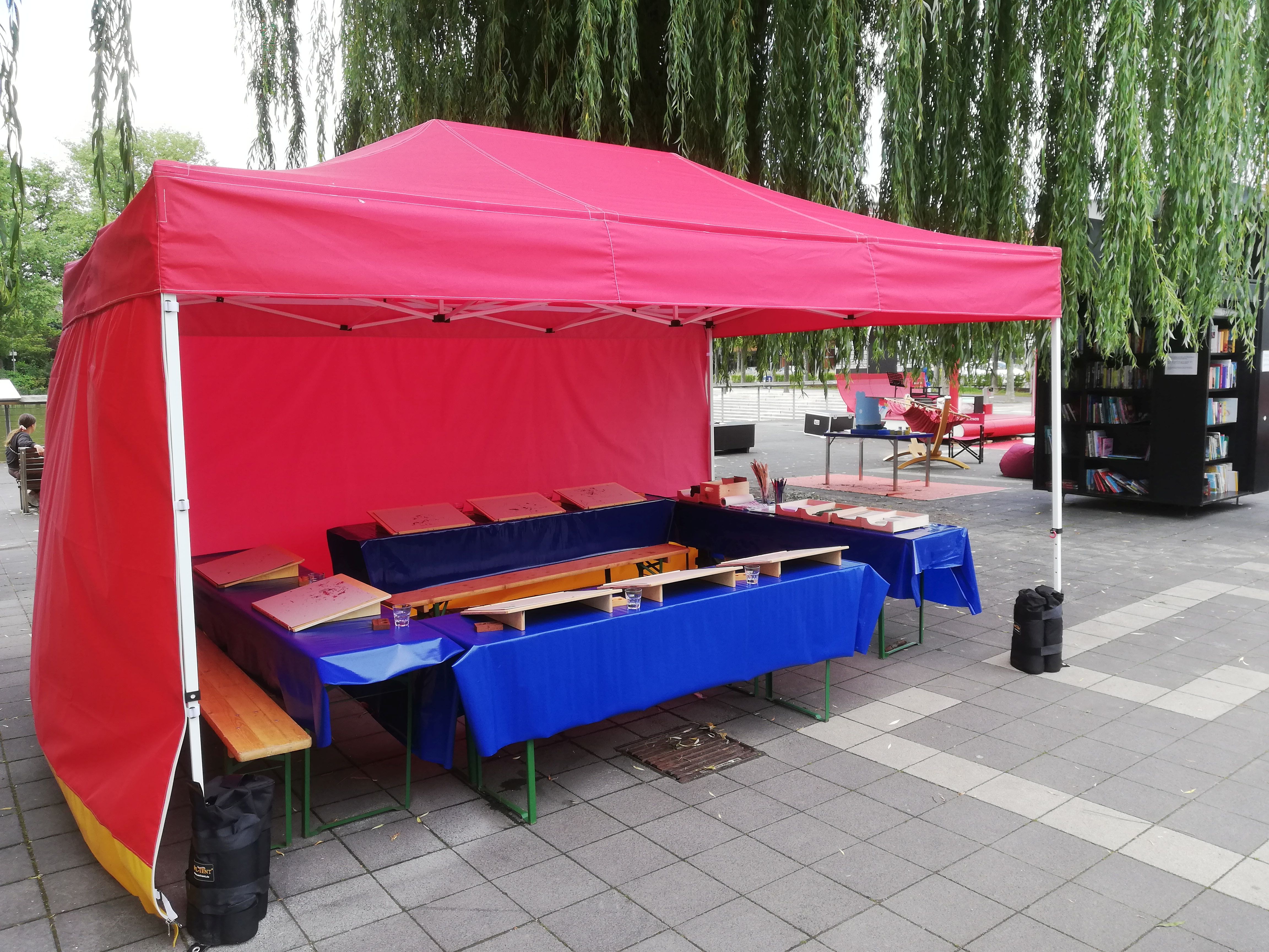 Faltzelt auf dem Elbenplatz in Böblingen mit Skriptorium